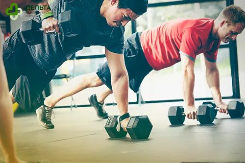 Мужчины отжимаются в спортзале